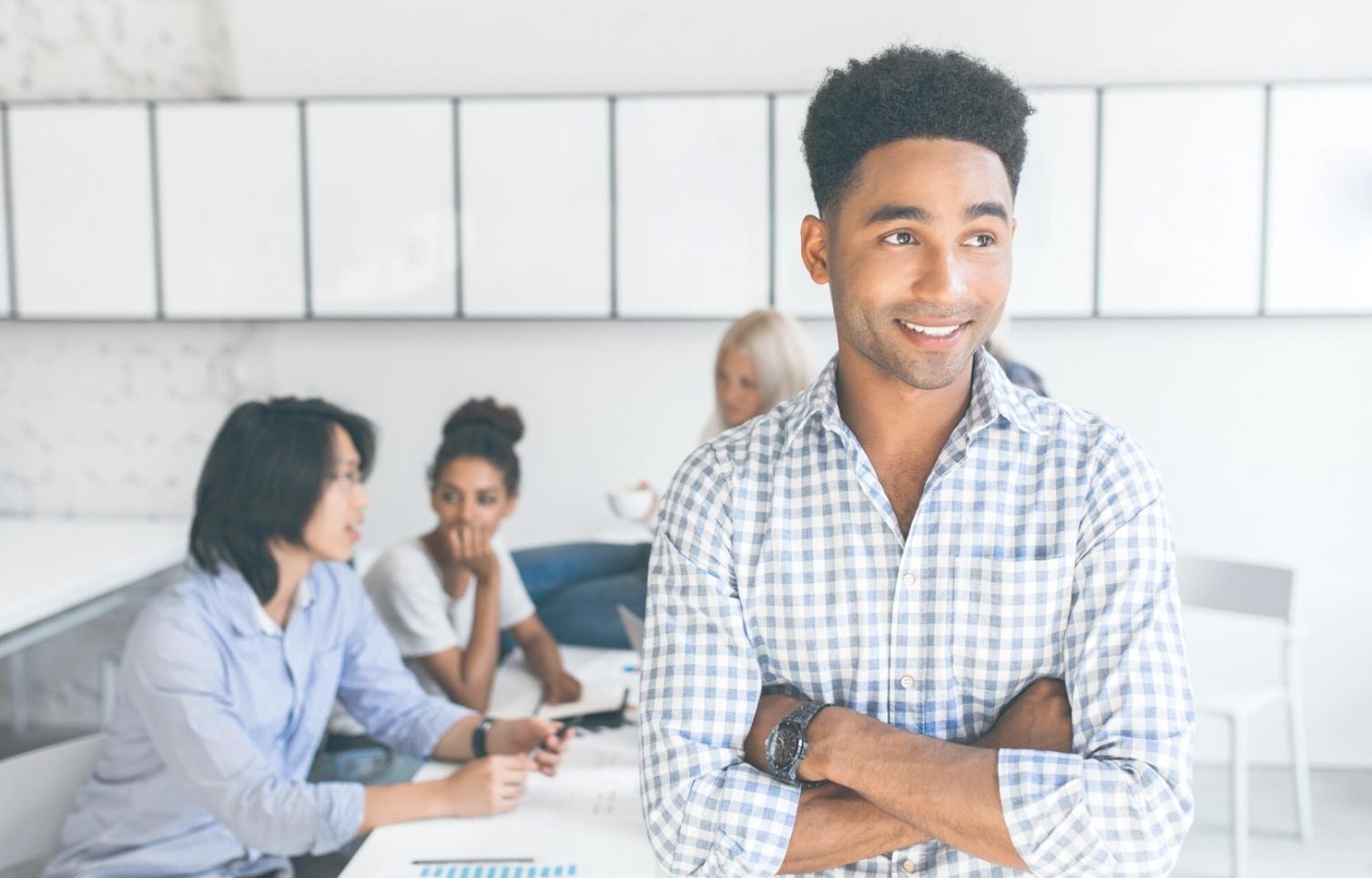 Équipe d'analystes lors d'une session de travail sur une évaluation complexe